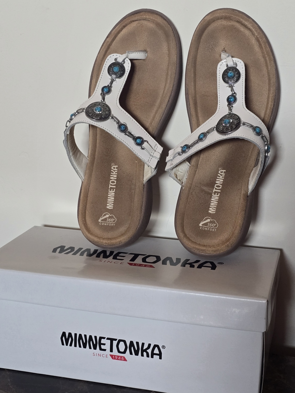 Minnetonka Women’s White Embellished Toe-Post Sandals with Turquoise Accents